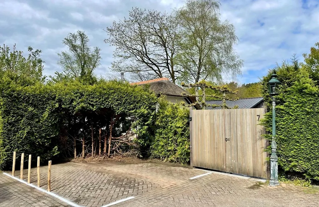Vrijstaande woning met geweldige omheinde tuin aan bosrand-1