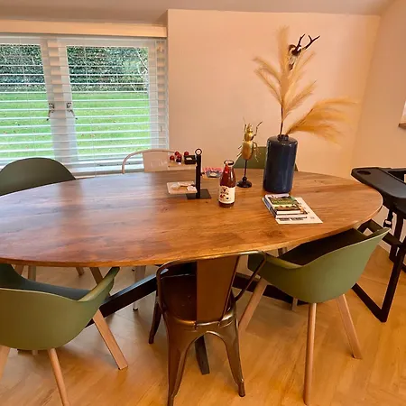 Vrijstaande woning met geweldige omheinde tuin aan bosrand-3